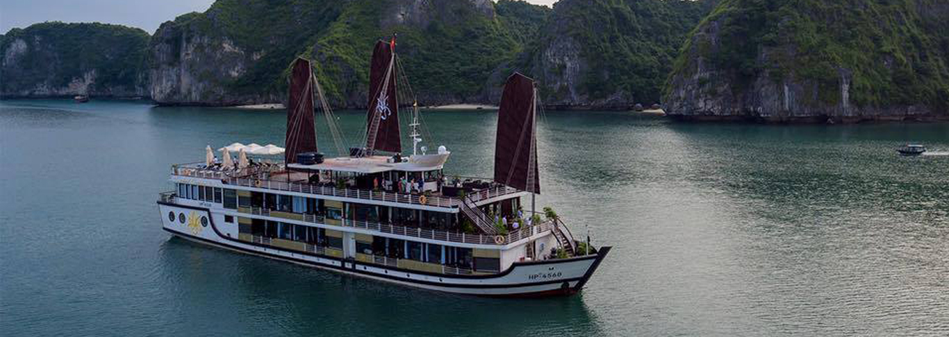 Rowing boats in Bai Tu Long Bay