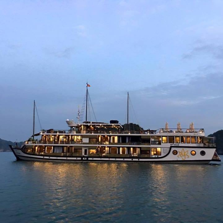 Rowing boats in Bai Tu Long Bay