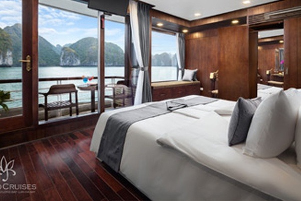 Rowing boats in Bai Tu Long Bay