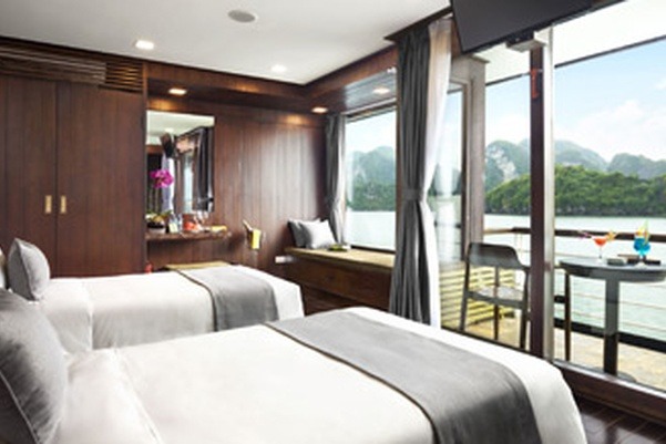 Rowing boats in Bai Tu Long Bay